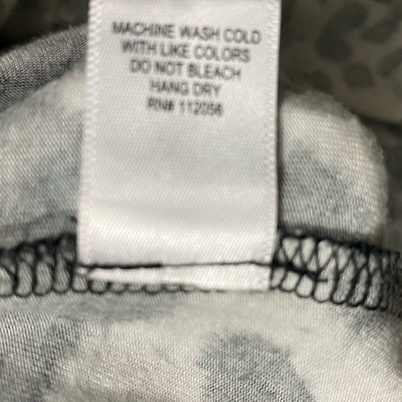 Zenana Tunic Womens Size Large Gray Black Leopard Print Long Sleeves V-Neck - Picture 5 of 9